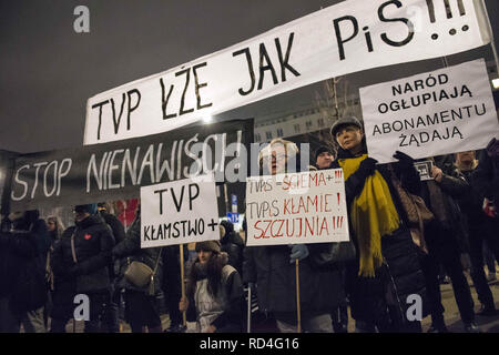 Varsavia, Mazowieckie, Polonia. 16 gennaio, 2019. Manifestanti azienda cartelli e striscioni, tra i quali uno grande dicendo ''tv polacco si trova proprio come PiS'' (Legge e Giustizia partito). Mercoledì sera, una folla di persone raccolte al di fuori di TVP (Televisione Polacca) principale ufficio editoriale a Varsavia in segno di protesta a seguito di un lunedì sera relazione sul sindaco Pawe? Adamowicz della morte che sembrava mettere tutta la colpa per tutti l'aggressione nel paese esclusivamente sulla Piattaforma Civica (PO) del partito dei funzionari. Credito: Attila Husejnow SOPA/images/ZUMA filo/Alamy Live News Foto Stock