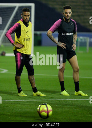 Doha. 16 gennaio, 2019. Paris Saint-Germain, il brasiliano Neymar avanti Jr. (L) reagisce durante gli allenamenti invernali presso la zona aspirano Foundation in Qatar capitale Doha gen. 16, 2019. Credito: Nikku/Xinhua/Alamy Live News Foto Stock