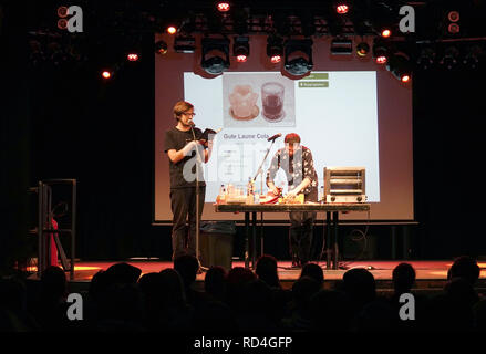Berlino, Germania. Decimo gen, 2019. Mentre Lukas Diestel (l) legge dal libro "peggiore di Chef', Jonathan Löffelbein prepara un 'buon umore cola". Due anni fa, hanno iniziato un blog su Internet che è andato attraverso il soffitto: sul sito denominato "peggiore di Chefkoch' ('il peggiore dello Chef Chef"), i due chef di Colonia sono state raccogliendo la più assurda piatti dal ben noto online raccolta di ricette sin dall'inizio del 2017. (A 'Salzstangenauflauf als Netz-Hit - Über das Phänomen Foodblogs' del 17.01.2019) Credito: Christina Storz/dpa/Alamy Live News Foto Stock
