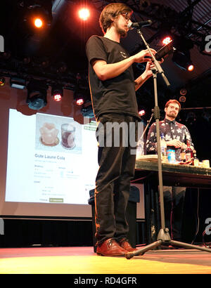 Berlino, Germania. Decimo gen, 2019. Mentre Lukas Diestel (l) legge dal libro "peggiore di Chef', Jonathan Löffelbein prepara un piatto. Due anni fa, hanno iniziato un blog su Internet che è andato attraverso il soffitto: sul sito denominato "peggiore di Chefkoch' ('il peggiore dello Chef Chef"), i due chef di Colonia sono state raccogliendo la più assurda piatti dal ben noto online raccolta di ricette sin dall'inizio del 2017. (A 'Salzstangenauflauf als Netz-Hit - Über das Phänomen Foodblogs' del 17.01.2019) Credito: Christina Storz/dpa/Alamy Live News Foto Stock