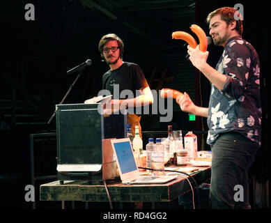 Berlino, Germania. Decimo gen, 2019. Mentre Lukas Diestel (l) legge dal libro "peggiore di Chef', Jonathan Löffelbein mostra le salsicce di carne, che vengono successivamente trasformati in mostra. Due anni fa, hanno iniziato un blog su Internet che è andato attraverso il soffitto: sul sito denominato "peggiore di Chefkoch' ('il peggiore dello Chef Chef"), i due chef di Colonia sono state raccogliendo la più assurda piatti dal ben noto online raccolta di ricette sin dall'inizio del 2017. (A 'Salzstangenauflauf als Netz-Hit - Über das Phänomen Foodblogs' del 17.01.2019) Credito: Christina Storz/dpa/Alamy Live News Foto Stock