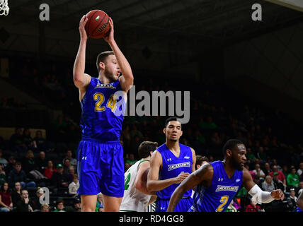 Gennaio 16, 2019 Dakota del Sud dello stato di avanzamento Jackrabbits Mike Daum (24) scende con un rimbalzo durante uno degli uomini del NCAA college basketball gioco tra il Sud Dakota Jackrabbits dello stato e le università del Nord Dakota falchi di combattimento a Betty Engelstad Sioux Center, in Grand Forks, ND. SDSU vinto 78-74. Foto di Russell Hons/CSM Foto Stock