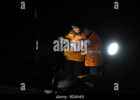 Huangshan, cinese della provincia di Anhui. Xvii gen, 2019. Lavoratori edili di raccogliere dati a Huangshan Stazione Ferroviaria Nord sul Hangzhou-Huangshan ad alta velocità ferroviaria nella città di Huangshan, est cinese della provincia di Anhui, Gennaio 17, 2019. Lavoratori edili di Jixi nord sezione di fissaggio del China Railway Shanghai Group Co. Ltd, la maggior parte dei quali nati negli anni novanta e che hanno iniziato la loro attività prima della apertura ufficiale del Hangzhou-Huangshan rete ferroviaria ad alta velocità, sono responsabili per l'alta velocità di fissaggio binari presso la zona montuosa nel sud della provincia di Anhui. Credito: Liu Junxi/Xinhua/Alamy Live News Foto Stock