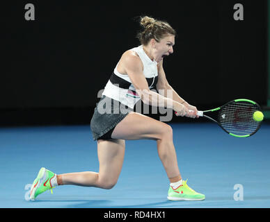 Melbourne Park, Melbourne, Australia. Xvii gen, 2019. Australian Open di Tennis, giorno 4; Simona Halep di Romania restituisce la sfera nella sua partita contro Sofia Kenin di credito USA: Azione Plus sport/Alamy Live News Foto Stock