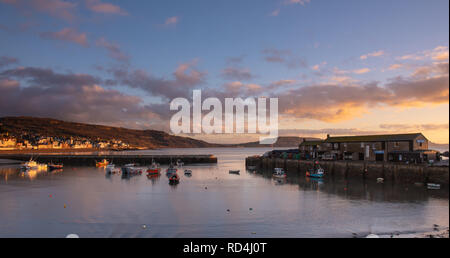 Lyme Regis, Dorset, Regno Unito. Il 17 gennaio 2019. Regno Unito Meteo: colori vivaci illuminano il cielo su una luminosa e fredda mattina a Lyme Regis. Credito: Celia McMahon/Alamy Live News Foto Stock