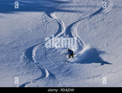 Nesselwang, Baviera, Germania. 16 gennaio, 2019. Tour di sci sci walker in discesa alla montagna Alpspitz nel bollettino valanghe pericolose area nonostante del pericolo di valanghe e segno di avvertimento alla montagna Alpspitz a Nesselwang, Algovia, Baviera, Germania, 16 gennaio 2019. © Peter Schatz / Alamy Live News Credito: Peter Schatz/Alamy Live News Foto Stock