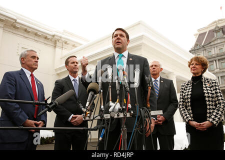 Rappresentante degli Stati Uniti Jodey Arrington (Repubblicano del Texas) parla ai giornalisti a seguito di un pranzo presso la Casa Bianca con il presidente USA Trump per discutere il governo shutdown, in Washington, DC, 15 gennaio 2019. Credito: Martin H. Simon/CNP /MediaPunch Foto Stock