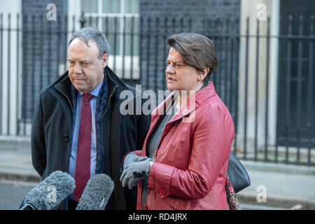 London 17gennaio 2019. Arlene Foster e Nigell Dodds del DUP lasciare 10 Downing Street a seguito di una riunione con Theresa Maggio MP PC, Primo Ministro il Brexit credito Londra Ian Davidson/Alamy Live News Foto Stock