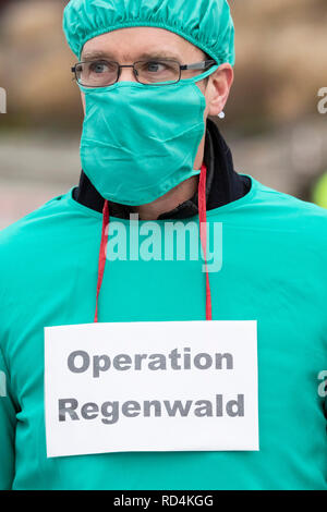 Berlino, Germania. Xvii gen, 2019. 'Operazione Foresta Pluviale' è il segno di un attivista in un medico la tuta. Membri del tedesco di aiuti ambientali (duh) hanno dimostrato di fronte Messe Berlino contro l'olio di palma in biodiesel. La Settimana verde si svolgerà presso Messe Berlin dal 18 al 27 gennaio. Un alleanza di ONG internazionali e il DUH richiesta dalla Commissione Ue giuridicamente vincolante per la fase di olio di palma nel diesel. Credito: Christoph Soeder/dpa/Alamy Live News Foto Stock