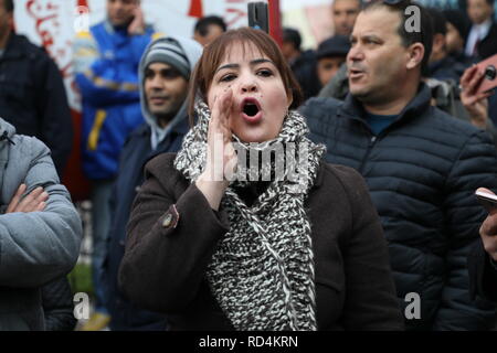 Tunisi, Tunisia. Xvii gen, 2019. Una donna tunisina grida slogan durante una manifestazione di protesta di fronte alla sede centrale del generale tunisino unione del lavoro come parte di uno sciopero generale. La Nationwide walkout è il più recente di una serie di manifestazioni di protesta dopo il fallimento dei negoziati con il governo su aumenti salariali. Credito: Khaled Nasraoui/dpa/Alamy Live News Foto Stock