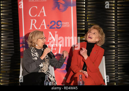 Madrid, Spagna. Xvii gen, 2019. Manuela Carmena parlando con Marisa Paredes durante l'atto. Il Carabanchel Film Week è diventato uno dei più lunga e mostre a Madrid e ha reso consolidare come il preludio al Premi Goya. Credito: Gesù Hellin/ZUMA filo/Alamy Live News Foto Stock