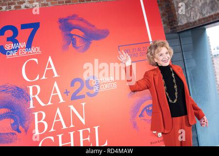 Marisa Paredes, 'Puente de Toledo' award al film spagnolo Settimana in Carabanchel. L'attrice di Madrid, Marisa Paredes, riceve il premio in occasione del festival, galà inaugurale. Il Carabanchel Film Week è diventato uno dei più lunga e mostre a Madrid e ha reso consolidare come il preludio al Premi Goya. Cordon premere Foto Stock