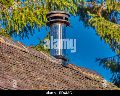 Wirksworth, UK. Xvii gen, 2019. Regno Unito Meteo: un vecchio log-burning stufa riscaldando un agriturismo in una fredda giornata di gennaio, magari sotto la minaccia da parte di Michael Gove di aria pulita la strategia, Wirksworth, Derbyshire Dales Credito: Doug Blane/Alamy Live News Foto Stock