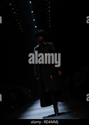 Berlino, Germania. Xvii gen, 2019. Un modello consente di visualizzare una creazione di Richert Beil ha durante la settimana della moda di Berlino Autunno/Inverno 2019/2020 a Berlino, capitale della Germania, a gennaio 17, 2019. Credito: Binh Truong/Xinhua/Alamy Live News Foto Stock
