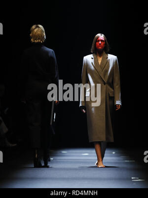 Berlino, Germania. Xvii gen, 2019. Visualizzazione dei modelli di creazioni di Richert Beil ha durante la settimana della moda di Berlino Autunno/Inverno 2019/2020 a Berlino, capitale della Germania, a gennaio 17, 2019. Credito: Binh Truong/Xinhua/Alamy Live News Foto Stock