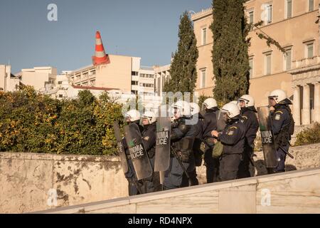 Atene, Grecia. Xvii gen, 2019. Gli ufficiali di polizia visto di fronte al parlamento greco durante la protesta.di insegnanti provenienti da tutta la Grecia dimostrare contro una nuova legge che disciplina per la nomina e di assunzione di personale insegnante permanente nella scuola pubblica in Atene, Grecia. Credito: Nikolas Joao Kokovlis SOPA/images/ZUMA filo/Alamy Live News Foto Stock