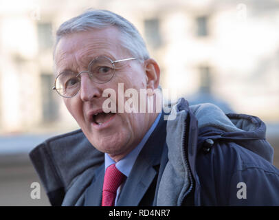 Londra, Regno Unito. 17 gen 2019. La manodopera MP, Hilary Benn, presidente della commissione parlamentare per uscire l'Unione europea arriva in ufficio di Gabinetto per colloqui sul credito Brexit: Ian Davidson/Alamy Live News Foto Stock