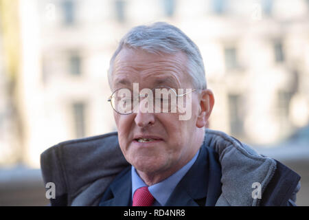 Londra, Regno Unito. 17 gen 2019. La manodopera MP, Hilary Benn, presidente della commissione parlamentare per uscire l'Unione europea arriva in ufficio di Gabinetto per colloqui sul credito Brexit: Ian Davidson/Alamy Live News Foto Stock