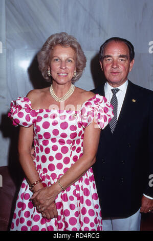 Rudolf Graf und Herr von Schönburg Glauchau mit Gemahlin Marie Louise in Marbella, Spanien 1995. Rudolf conte di Schoenburg Glauchau con sua moglie Marie Louise a Marbella, Spagna 1995. Foto Stock