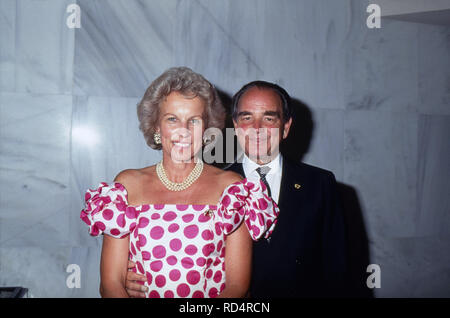 Rudolf Graf und Herr von Schönburg Glauchau mit Gemahlin Marie Louise in Marbella, Spanien 1995. Rudolf conte di Schoenburg Glauchau con sua moglie Marie Louise a Marbella, Spagna 1995. Foto Stock