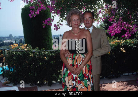 Rudolf Graf und Herr von Schönburg Glauchau mit Gemahlin Marie Louise in Marbella, Spanien 1995. Rudolf conte di Schoenburg Glauchau con sua moglie Marie Louise a Marbella, Spagna 1995. Foto Stock