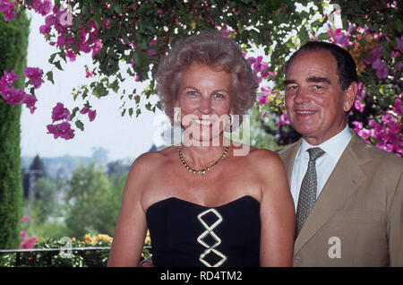 Rudolf Graf und Herr von Schönburg Glauchau mit Gemahlin Marie Louise in Marbella, Spanien 1995. Rudolf conte di Schoenburg Glauchau con sua moglie Marie Louise a Marbella, Spagna 1995. Foto Stock