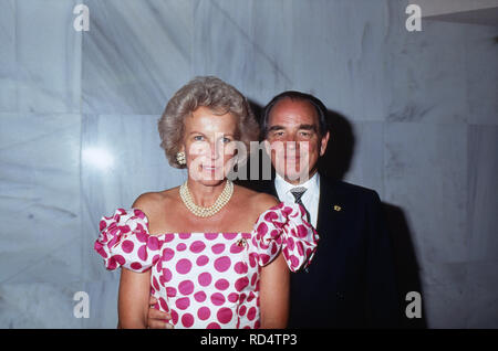 Rudolf Graf und Herr von Schönburg Glauchau mit Gemahlin Marie Louise in Marbella, Spanien 1995. Rudolf conte di Schoenburg Glauchau con sua moglie Marie Louise a Marbella, Spagna 1995. Foto Stock