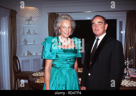 Rudolf Graf und Herr von Schönburg Glauchau mit Gemahlin Marie Louise in Marbella, Spanien 1995. Rudolf conte di Schoenburg Glauchau con sua moglie Marie Louise a Marbella, Spagna 1995. Foto Stock