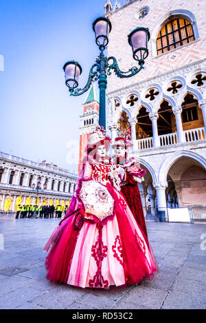 A Venezia il Carnevale di Venezia con una bella maschera in Piazza San Marco, Italia Foto Stock