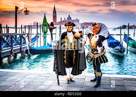 A Venezia il Carnevale di Venezia con una bella maschera in Piazza San Marco e il Canal Grande, Italia Foto Stock