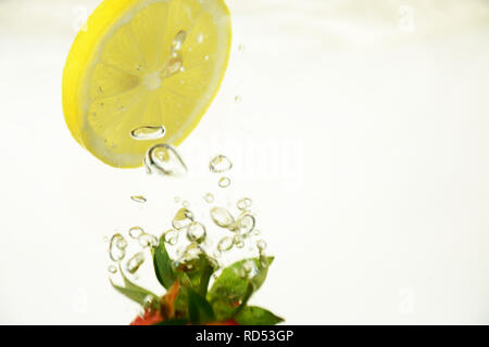 Ferschiedene Früchte im Wasser, Wassertropfen Foto Stock