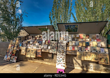 Bouquinistes de Paris lungo le rive del Fiume Senna ,un dipinto di verde chiosco vendita di seconda mano libri ,riviste e stampe, Quai de Conti , Parigi Foto Stock