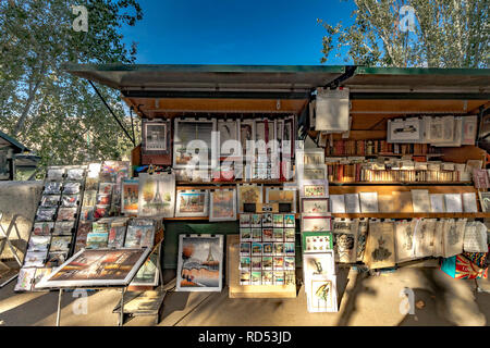 Bouquinistes de Paris lungo le rive del Fiume Senna ,un dipinto di verde chiosco vendita di seconda mano libri ,riviste e stampe, Quai de Conti , Parigi Foto Stock