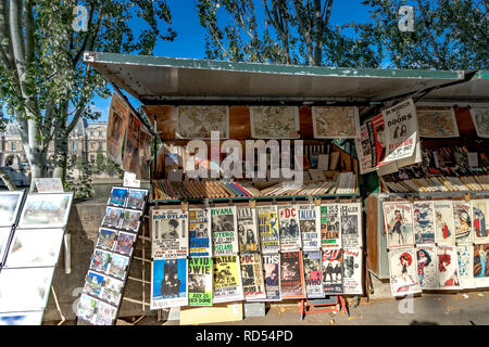 Bouquinistes de Paris lungo le rive del Fiume Senna ,un dipinto di verde chiosco vendita di seconda mano libri ,riviste e stampe, Quai de Conti , Parigi Foto Stock