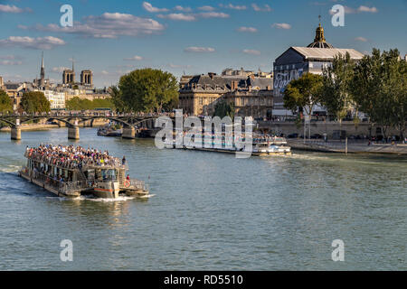 Le imbarcazioni turistiche imballato con i visitatori e i turisti di ammirare le attrazioni turistiche di Parigi dal fiume Senna .Paris Foto Stock