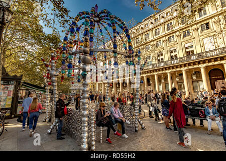 La colorata Cuploa o arcata di fatto costituito da perline di vetro all'ingresso al Palais Royal - Musée du Louvre stazione metro a Place Colette ,Parigi Foto Stock