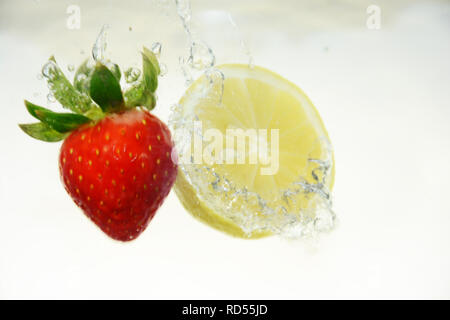 Ferschiedene Früchte im Wasser, Wassertropfen Foto Stock