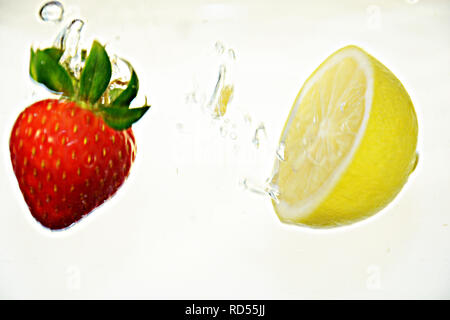 Ferschiedene Früchte im Wasser, Wassertropfen Foto Stock