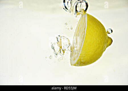 Ferschiedene Früchte im Wasser, Wassertropfen Foto Stock