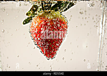 Ferschiedene Früchte im Wasser, Wassertropfen Foto Stock