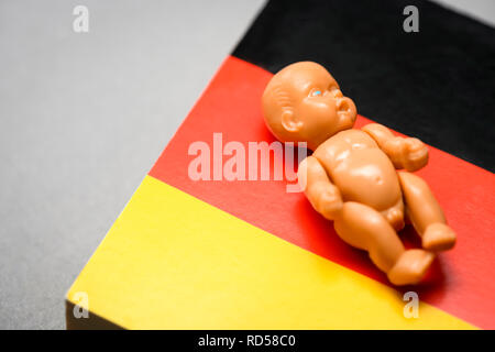 Baby figura sul codice, legge sull aborto 219a, simbolico foto, Babyfigur auf Gesetzbuch, Abtreibungsparagraf 219a, Symbolfoto Foto Stock