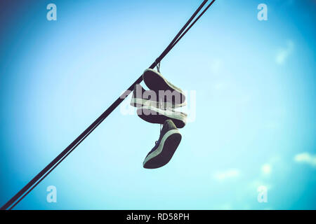 Scarpe appendere su una linea di alimentazione ad Amburgo, Germania, Schuhe hängen un einer Stromleitung ad Amburgo, Deutschland Foto Stock