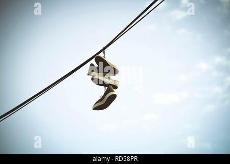 Scarpe appendere su una linea di alimentazione ad Amburgo, Germania, Schuhe hängen un einer Stromleitung ad Amburgo, Deutschland Foto Stock