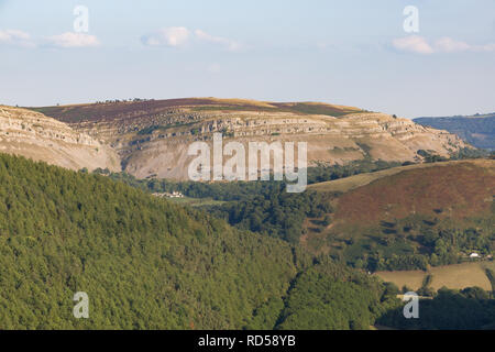 Vale of Llangollen guardando verso la scarpata Eglwyseg dal ferro di cavallo Pass Llangollen in Denbighshire Foto Stock