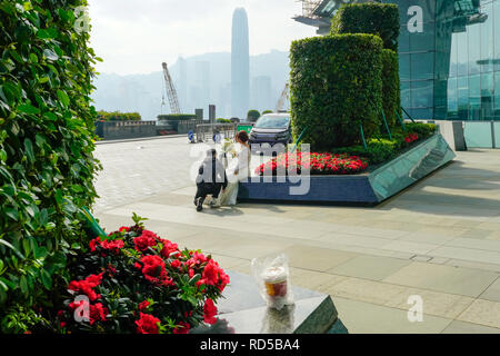 Fotografo fotografare la coppia del giorno di nozze presso la Union Square al di fuori del Ritz Carlton di Hong Kong, Cina. Foto Stock