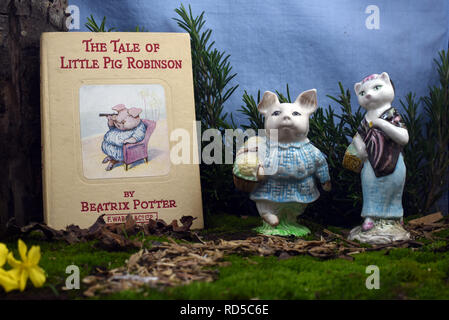 Vintage Beatrix Potter libro della storia di porcellino Robinson e ceramica Beswick figura. Still Life Foto Stock