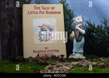 Vintage Beatrix Potter libro della storia di porcellino Robinson e ceramica Beswick figura. Still Life Foto Stock
