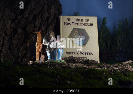 Vintage Beatrix Potter libro del racconto di Mrs Tittlemouse e ceramica Beswick figura. Still Life Foto Stock