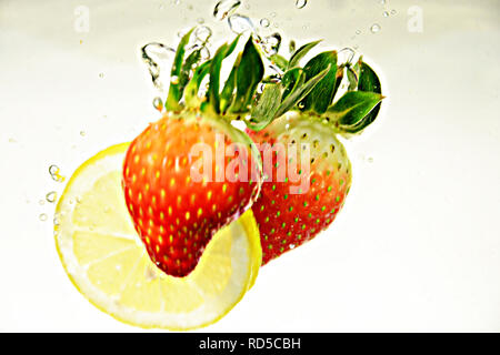 Ferschiedene Früchte im Wasser, Wassertropfen Foto Stock