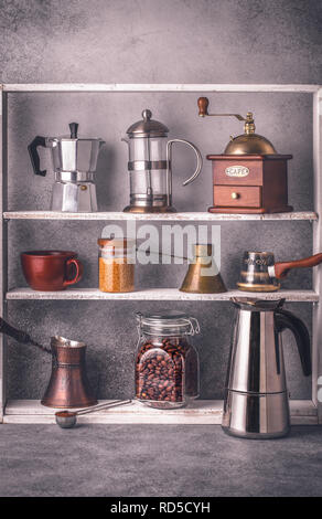 Caffè strumenti sugli scaffali Foto Stock
